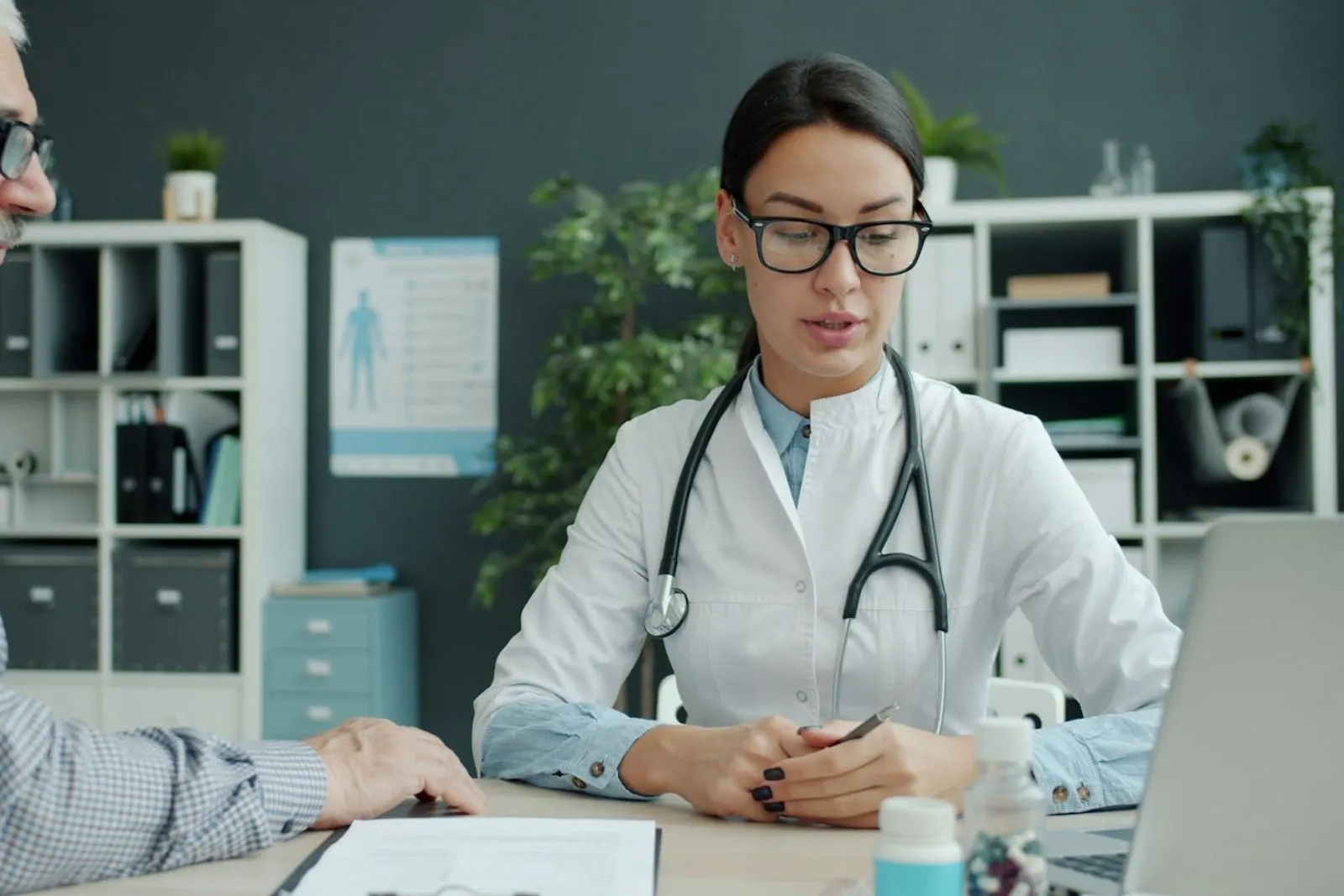 Profesional de salud atendiendo en consultorio