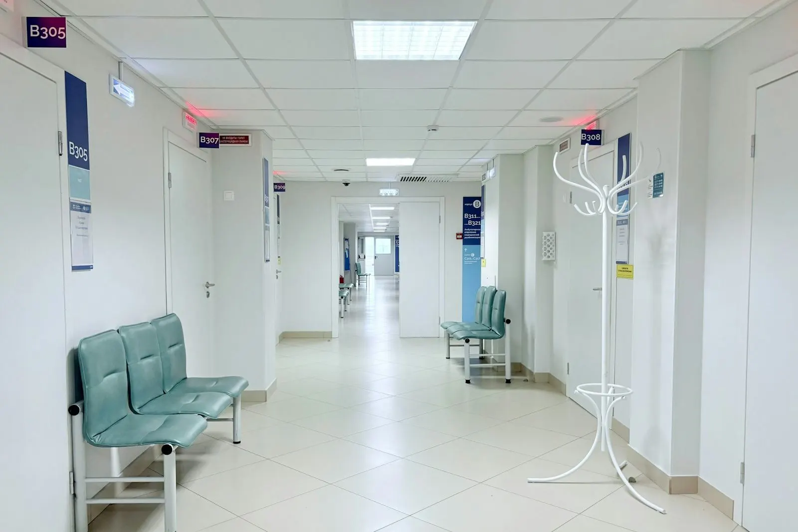 Pasillo de consultorios de una clínica