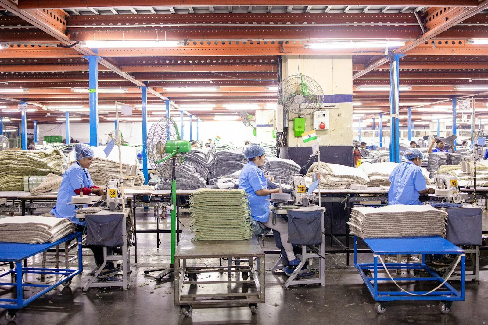 Operarios trabajando en una planta industrial
