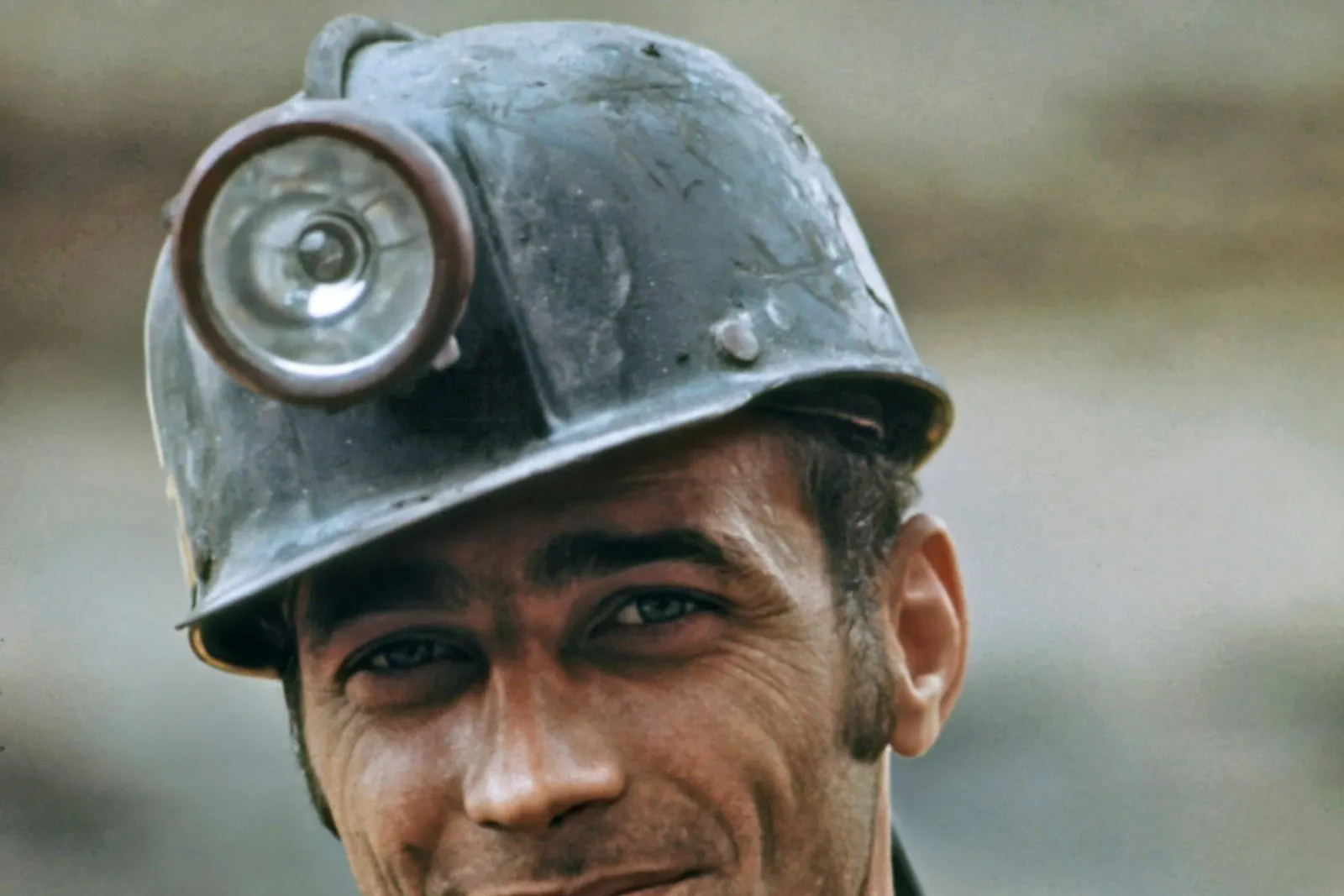 Minero con casco y lámpara