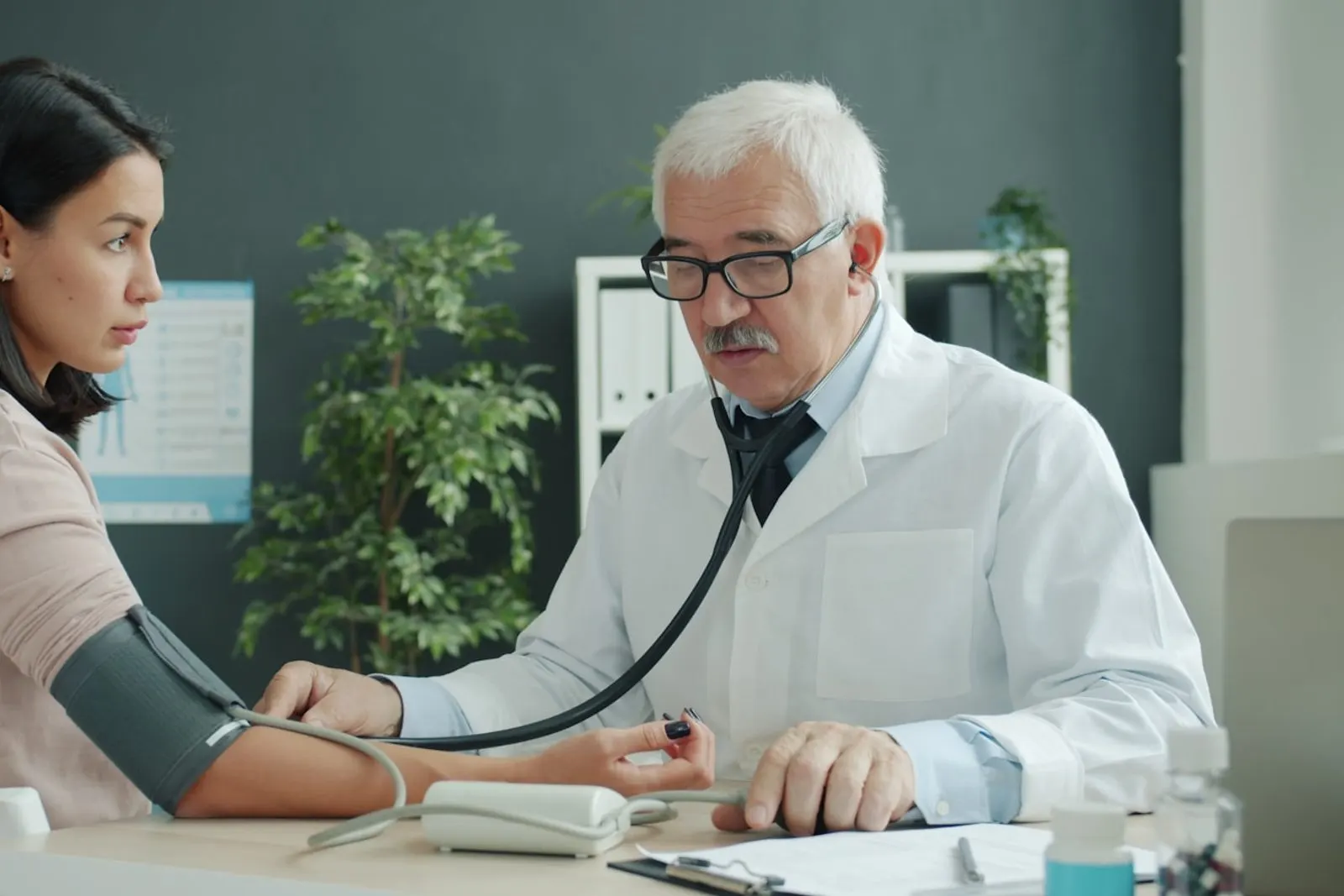 Médico tomando la presión arterial a una paciente